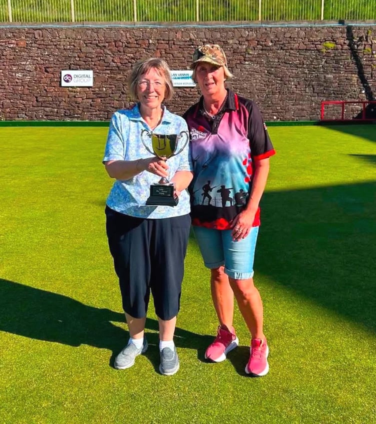 Women’s pre-festival singles competition winner Janet Monk (left) alongside runner-up Paula Gamon (Photo: Shannon McMullan)