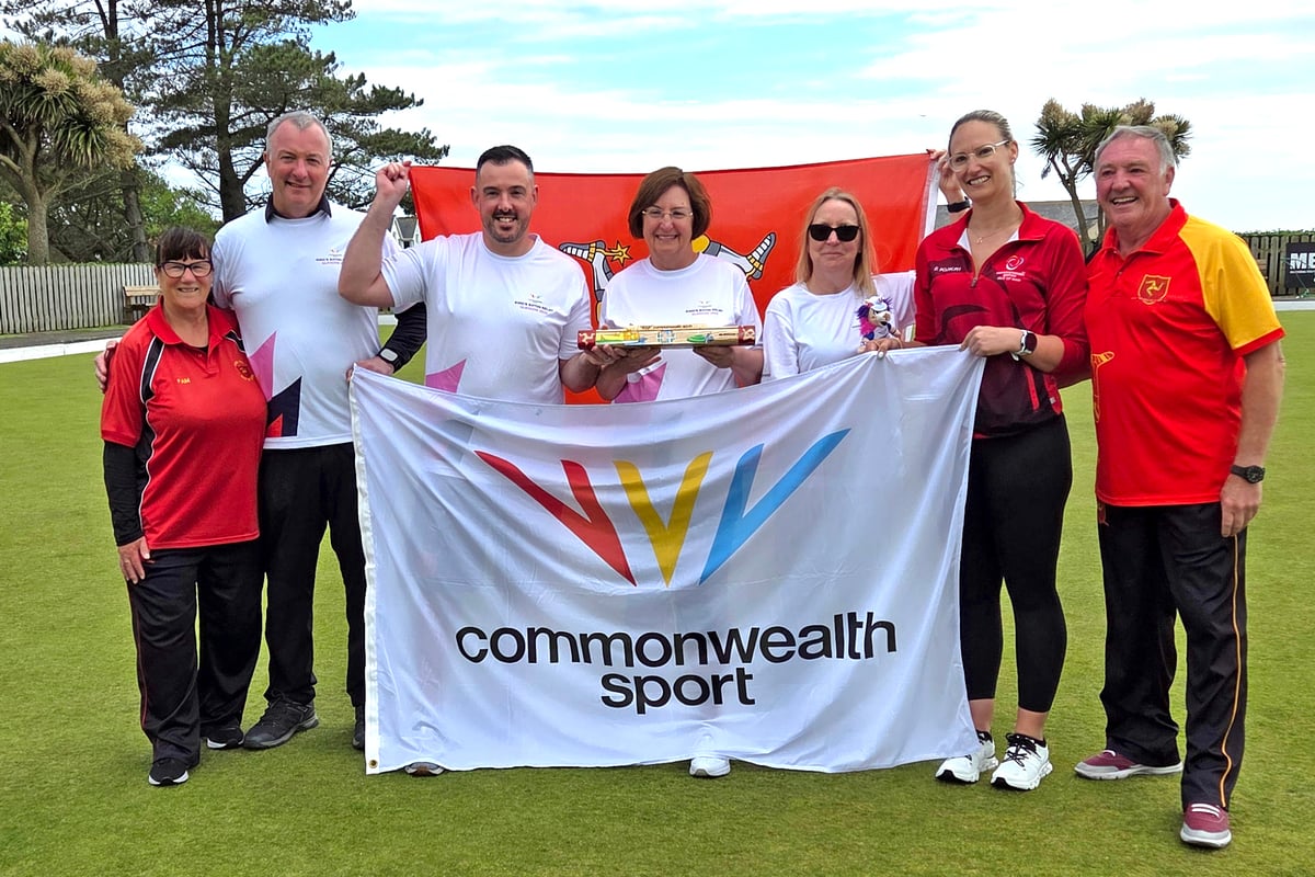 Commonwealth Games baton visits Onchan bowlers