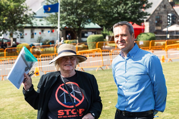 Georgina O'Sullivan and Ian Strafford, representatives of the 'No Offshore Turbines' campaign (Photo: Dave Kneen / dkphotography)