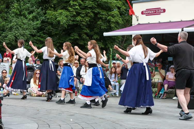 Ny Feenee Dancers