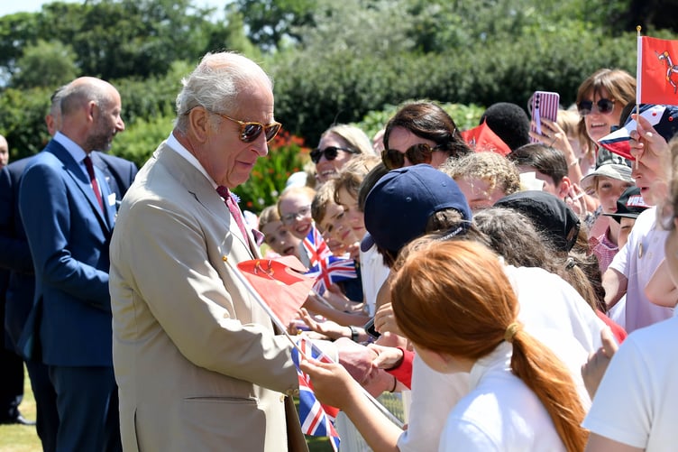 The King greeted schoolchildren on his arrival