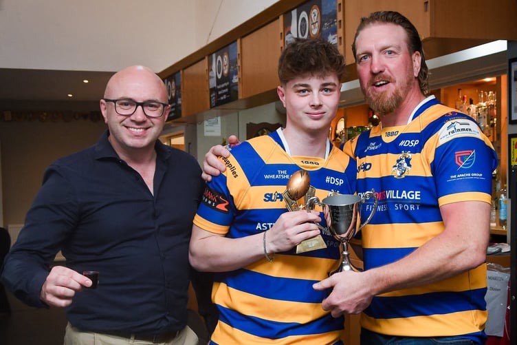 Theo Head receives his Men’s Young Player of the Year award from ex-British Lion Andy Powell