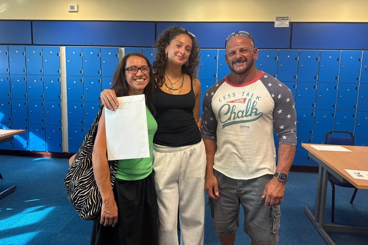 Student Molly Hinds alongside parents Sara and Steve Hinds