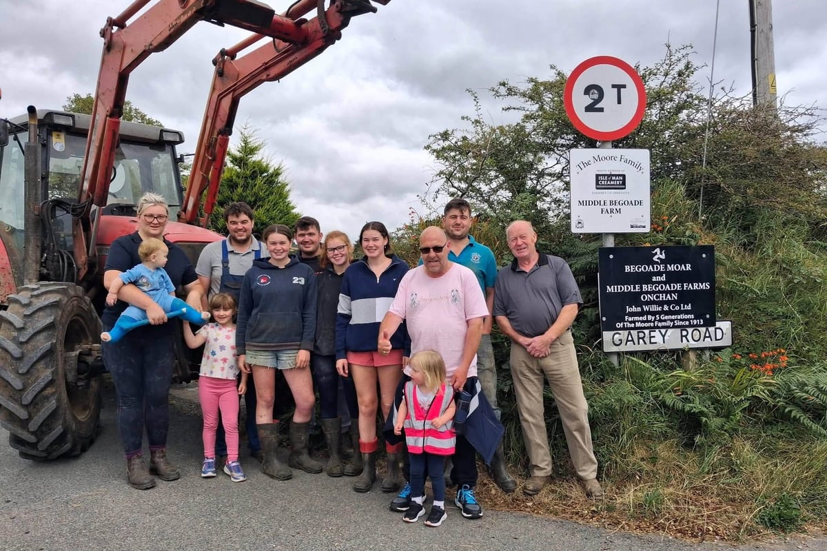 Grandad walks 102 miles for hospital that treated his granddaughter