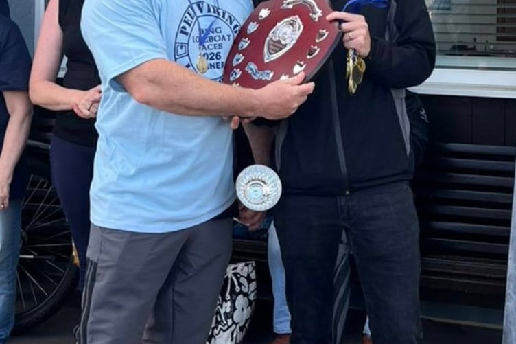 Chris Rawlinson (R) presenting the "Nigel Rawlinson Memorial Shield to World Champions representative Mark (L) from Valhalla Gold.