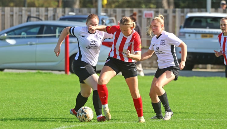 Peel's Lisa Costain is closely watched by Corinthians' Lydia Shaw (left) and Chloe Teare (Photo: Paul Hatton)