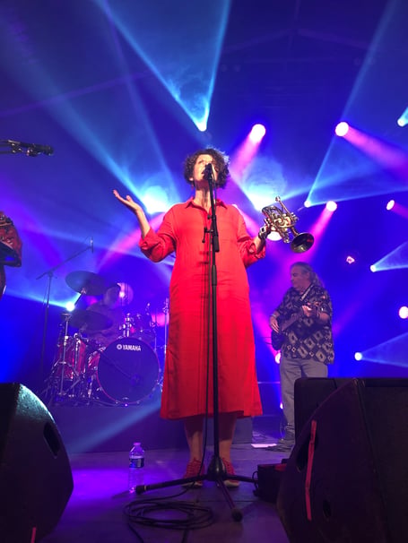 Clash Vooar (Manx for ‘Big Groove’) – a contemporary band, fronted by singer Aalin Clague, who experiments with new and fresh ways to use traditional Manx song
