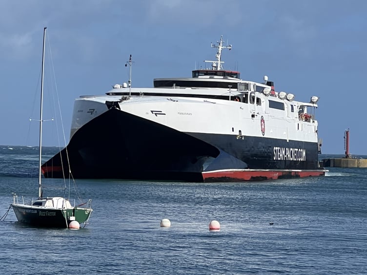 Mannanan arrives in Dougflas harbour