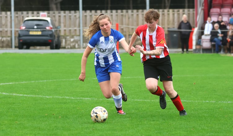 Douglas Royal's Mika Chen (left) chases down Peel's Megan Kelly during Sunday's match at Douglas Road (Photo: Paul Hatton)