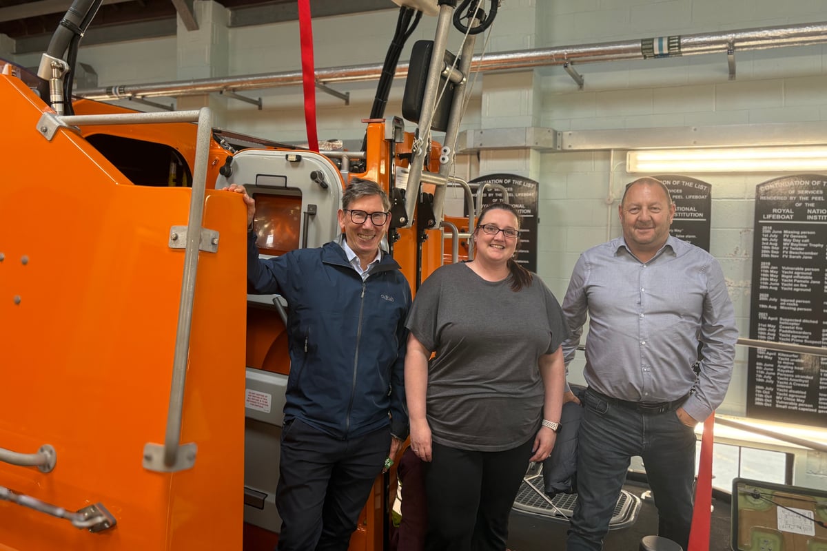 Peel RNLI receives £3,750 donation from Seaboard Trading