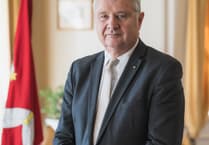 Chris Thomas officially appointed as Chief Minister after winning Keys vote