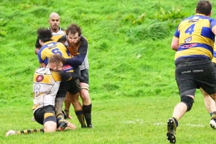 Vagas' Jack Goodwin and a team-mate attempt to handle an opponent during the weekend's match (Photo: John Liver/Mumble's Pics)