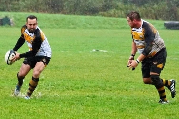 Dan Bonwick looks to offload the ball to Joe Louw in the soggy conditions at Ballafletcher (Photo: John Liver/Mumble's Pics)