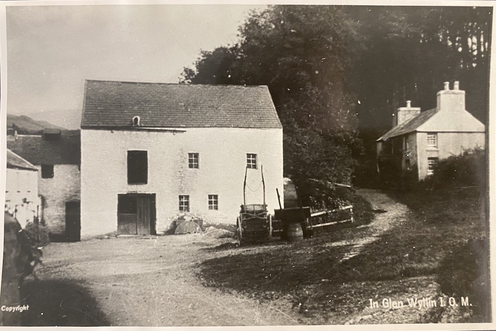 There were five notable mills situated across Glen Wyllin, but aside from Glen Wyllin Mill (now a house in the village) Ballakinag is seemingly the only one remaining in ruin. There were two mills located by the sea, Corjeag’s Mill and a Flax Mill, which fell victim to coastal erosion - and Moaney Mollagh (meaning ‘Turbary Rough’ - don’t ask me), a dyeing and carding mill, which went to ruin in 1869.